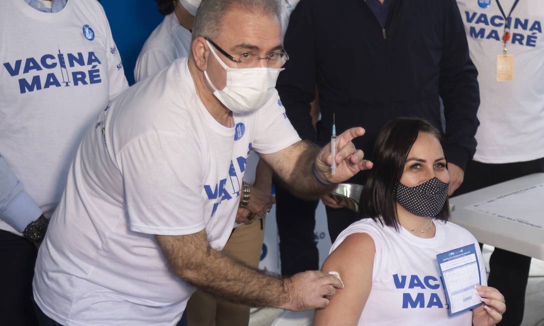 O ministro Marcelo Queiroga vacina moradora da Maré Foto: Leo Martins / Agência O Globo