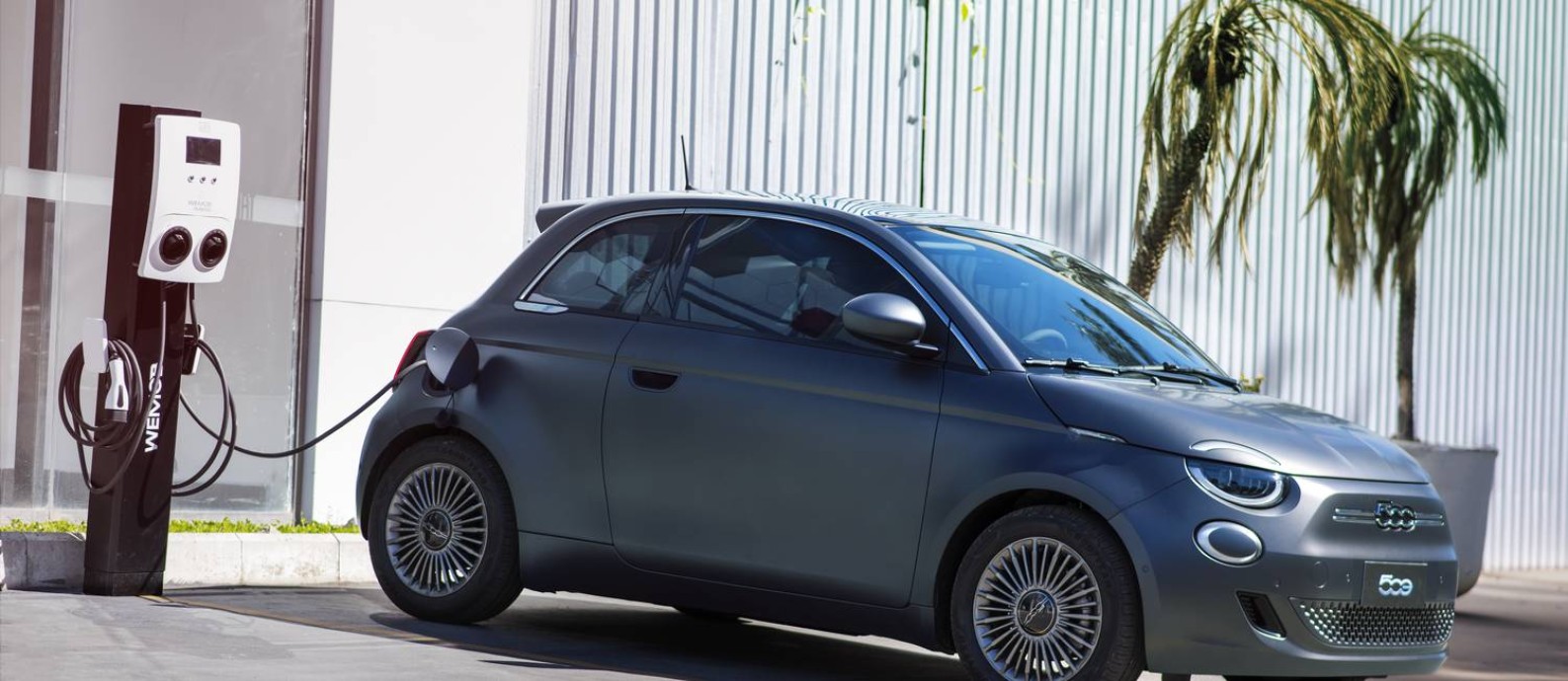 O Fiat 500e: versão elétrica do clássico. Stellantis vai investir 30 bilhões de euros em eletrificação e conectividade Foto: Rafa Paixão / Divulgação/Stellantis