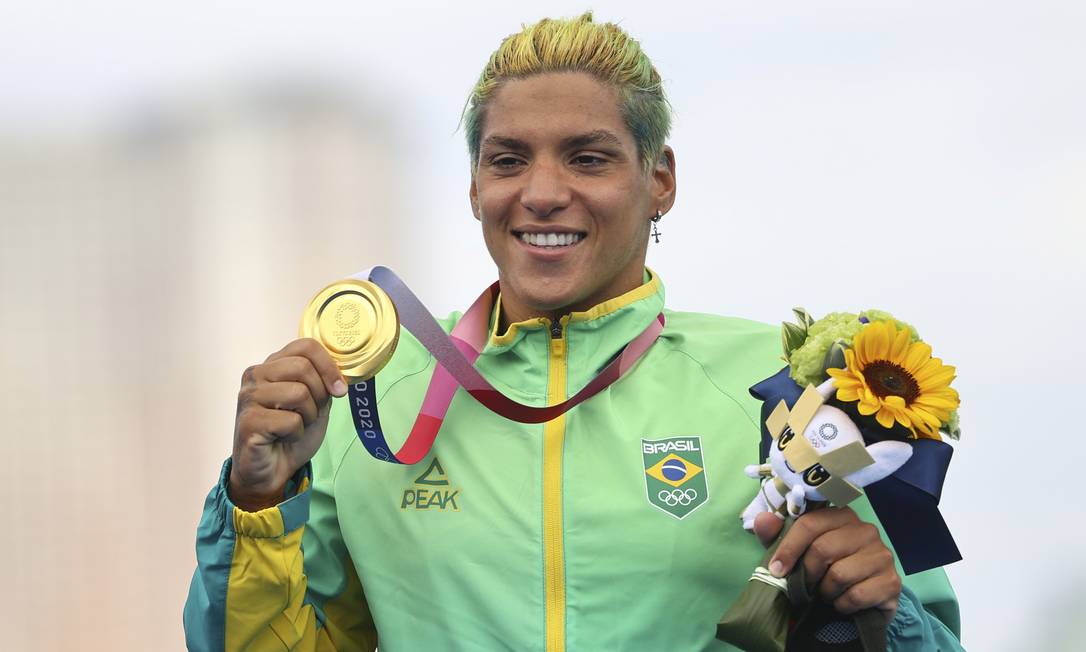 Ana Marcela Cunha exibe a medalha de ouro durante a premiação, em Tóquio Foto: LEONHARD FOEGER / REUTERS