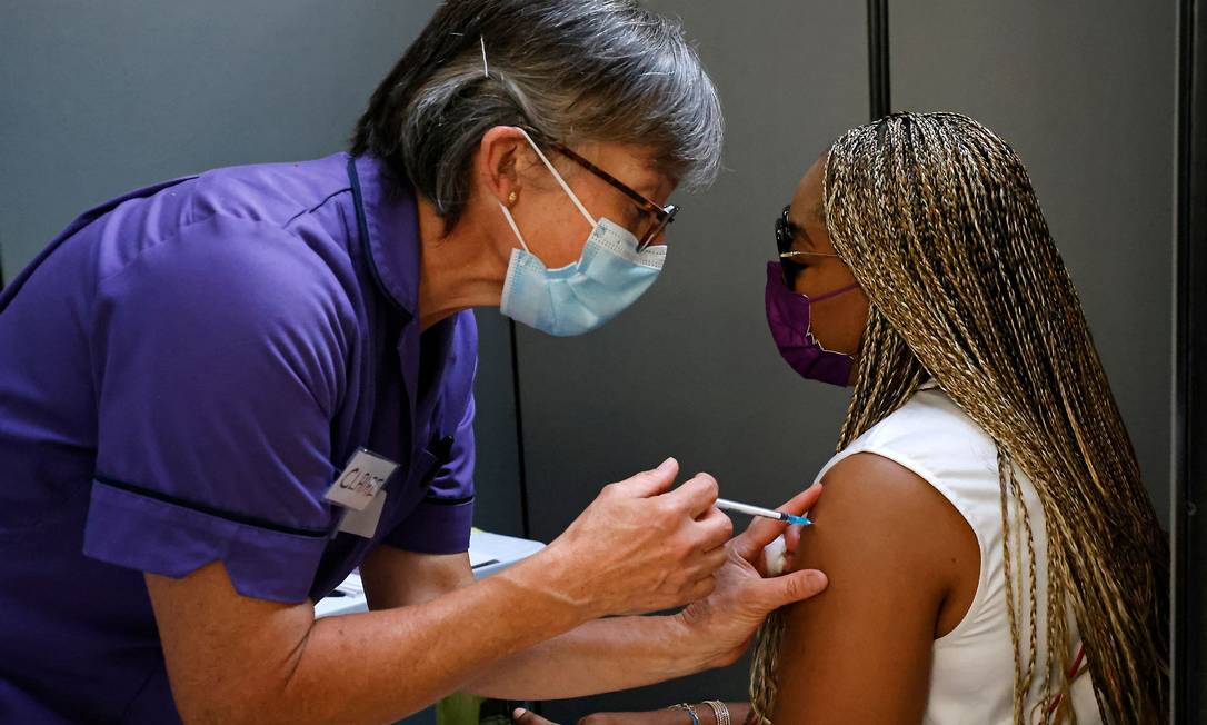 Mulher recebe vacina da Pfizer-BioNTech contra Covid-19 em um centro temporário de vacinas em Londres, em 16 de julho de 2021. Foto: TOLGA AKMEN / AFP
