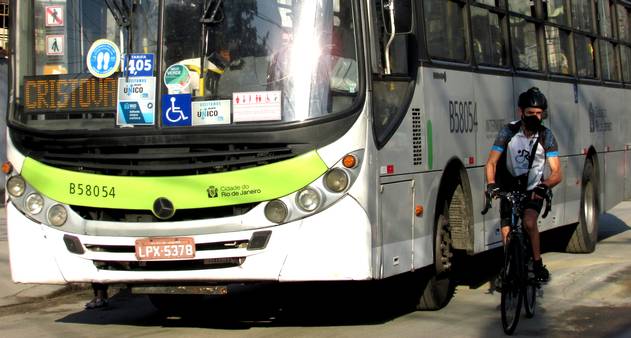 Para pedalar em segurança, paratleta tem parceria com motoristas de ônibus - Vimarsana News