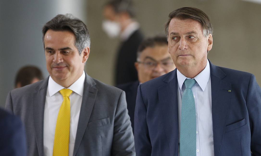 O senador Ciro Nogueira e o presidente Jair Bolsonaro, durante cerimônia no Palácio do Planalto Foto: Cristiano Mariz/Agência O Globo/30-07-2021
