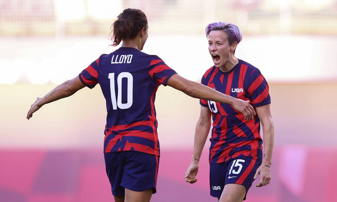 Carli Loyd e Megan Rapinoe comemoram gol na vitória de 4 a 3 dos EUA sobre a Austrália Foto: EDGAR SU / REUTERS