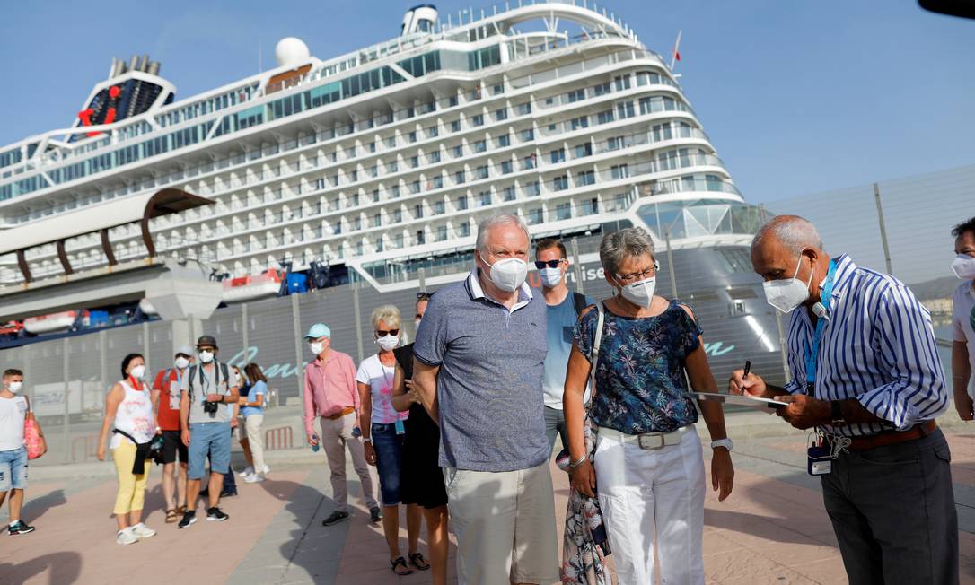 Turistas desembarcam do navio Mein Schiff 2, da armadora TUI Cruises, no porto de Málaga, na Espanha Foto: JON NAZCA / Reuters