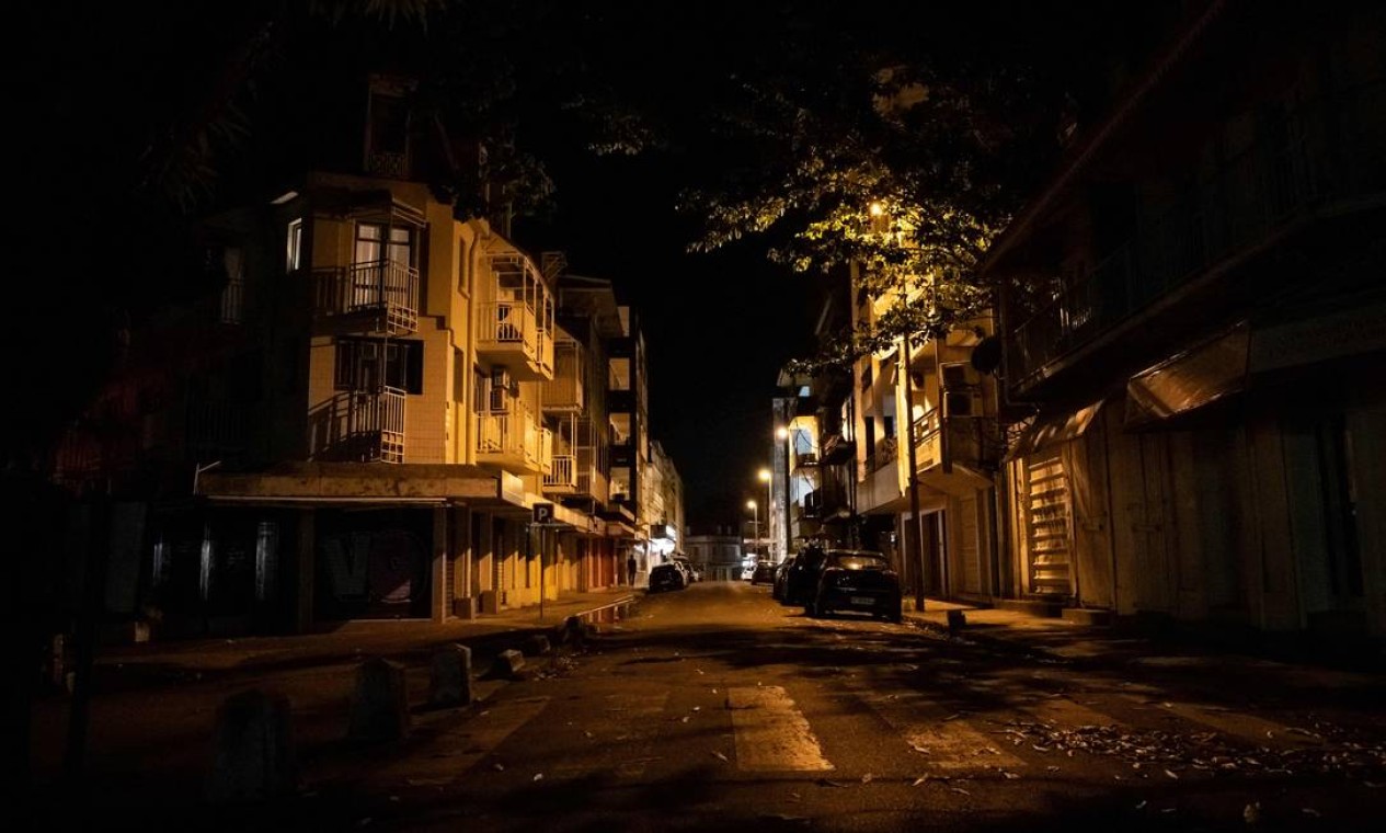 Ruas vazias em Pointe-à-Pitre, enquanto o território francês de Guadalupe retorna ao bloqueio parcial por três semanas por causa de um aumento de casos de covid Foto: YANNICK MONDELO / AFP