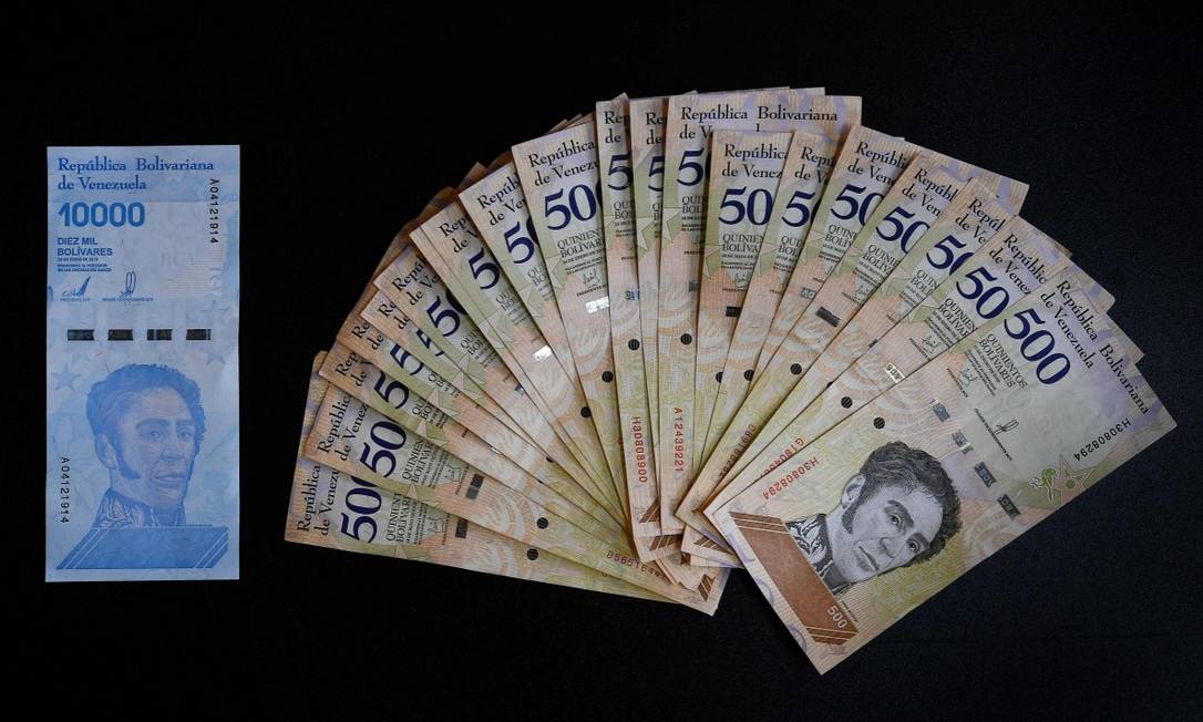 Venezuela irá eliminar seis zeros de sua moeda, o bolívar, a partir de outubro. Novo conjunto de cédulas e moedas passará a entrar em circulação. Foto: FEDERICO PARRA / AFP