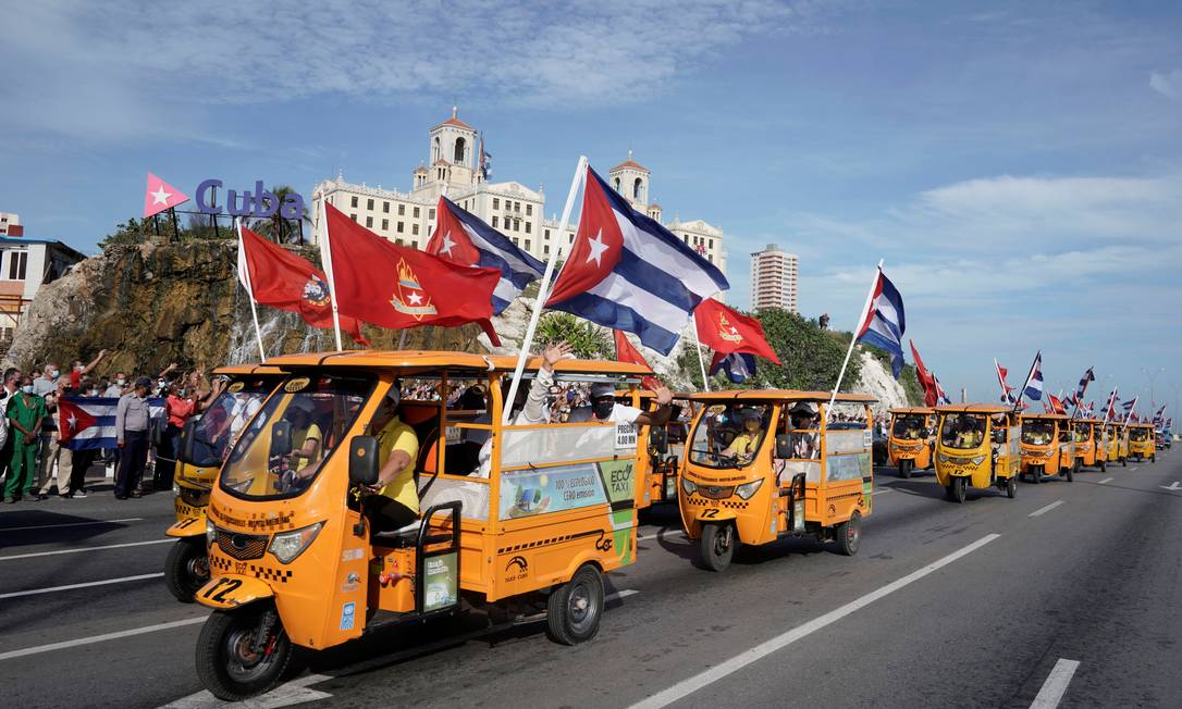 Caravana organizada pela União de Jovens Comunistas de Cuba desfila pela Malecon em Havana Foto: ALEXANDRE MENEGHINI / REUTERS