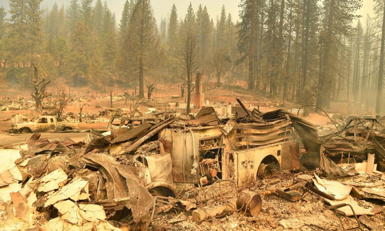 Carro de bombeiros queimado e coberto de destroços no centro dizimado de Greenville, Califórnia, durante o incêndio de Dixie em 5 de agosto de 2021 Foto: JOSH EDELSON / AFP