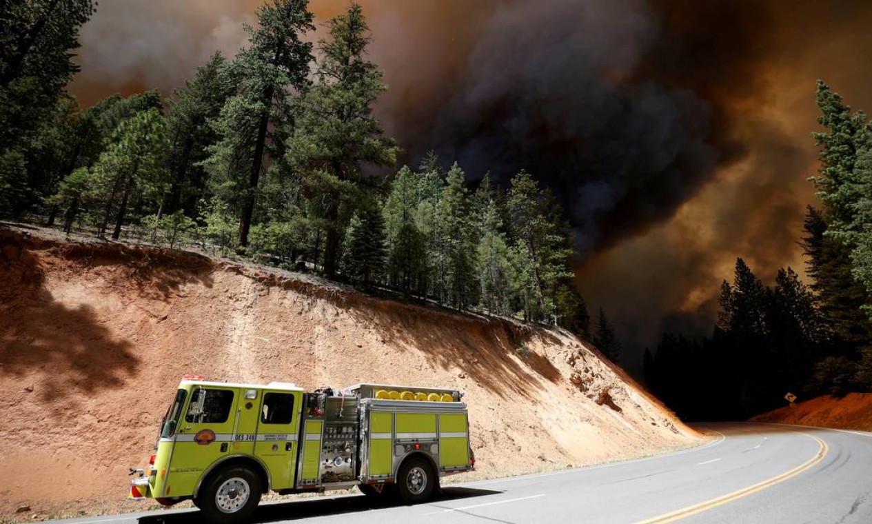 Veículo dos bombeiros perto de colunas de fumaça do Incêndio Dixie, nos arredores de Greenville, Califórnia, EUA Foto: FRED GREAVES / REUTERS