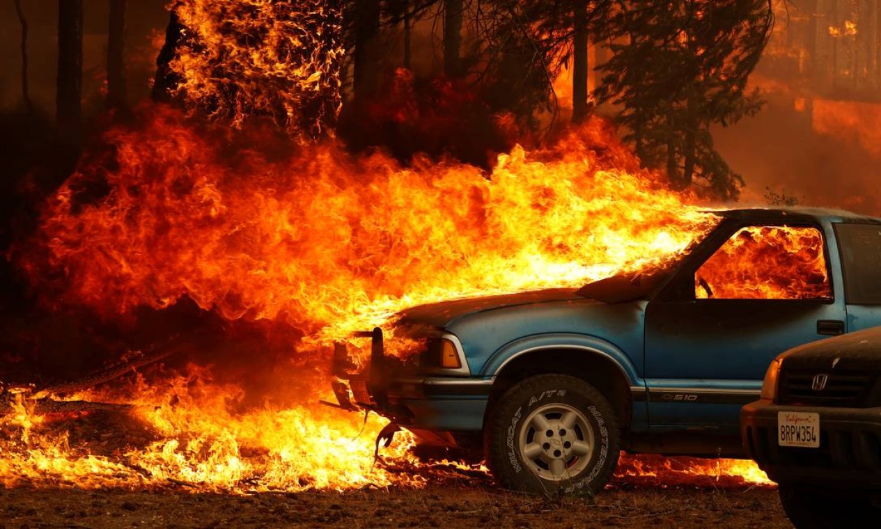 Carro pega fogo durante Incêndio Dixie na Califórnia, EUA Foto: FRED GREAVES / REUTERS