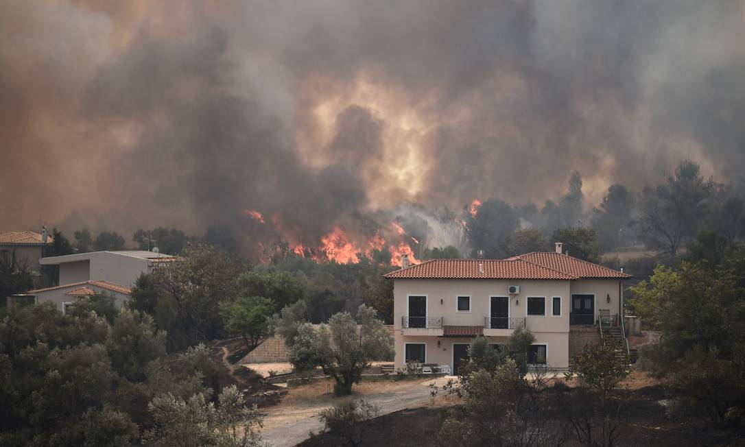 Incêndio se espalha na vila de Afidnes, cerca de 30 quilômetros ao norte de Atenas, Grécia Foto: LOUISA GOULIAMAKI / AFP