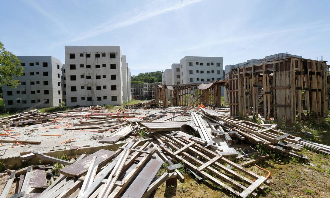 Minha Casa, Minha Vida abandonado: Brasil tem mais de 7 mil obras paralisadas Foto: Guilherme Pinto / Agência O Globo