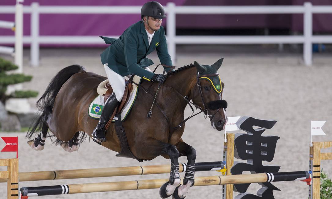 Cavaleiro Rodrigo Pessoa salta durante seu percurso de obstáculos. Foto: Júlio César Guimarães/COB / Agência O Globo