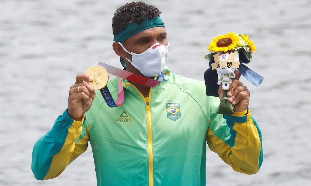 Isaquias Queiroz recebe a medalha de ouro no pódio da canoagem, em Tóquio Foto: MAXIM SHEMETOV / REUTERS