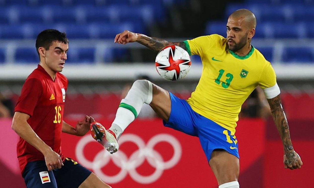 Dani Alves domina a bola diante de Pedri. Brasil enfrenta a Espanha pelo bi olímpico no futebol masculino Foto: AMR ABDALLAH DALSH / REUTERS
