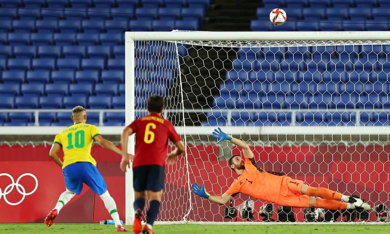Richarlison chuta para fora em cobrança de pênalti e perde chance de gol na decisão Foto: AMR ABDALLAH DALSH / REUTERS