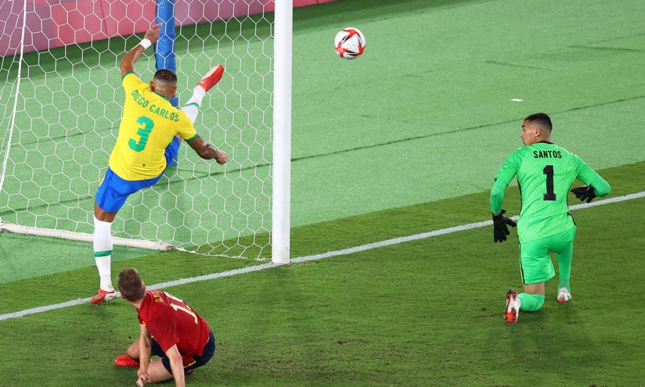 Diego Carlos salva a bola sobre a linha do gol Foto: STOYAN NENOV / REUTERS