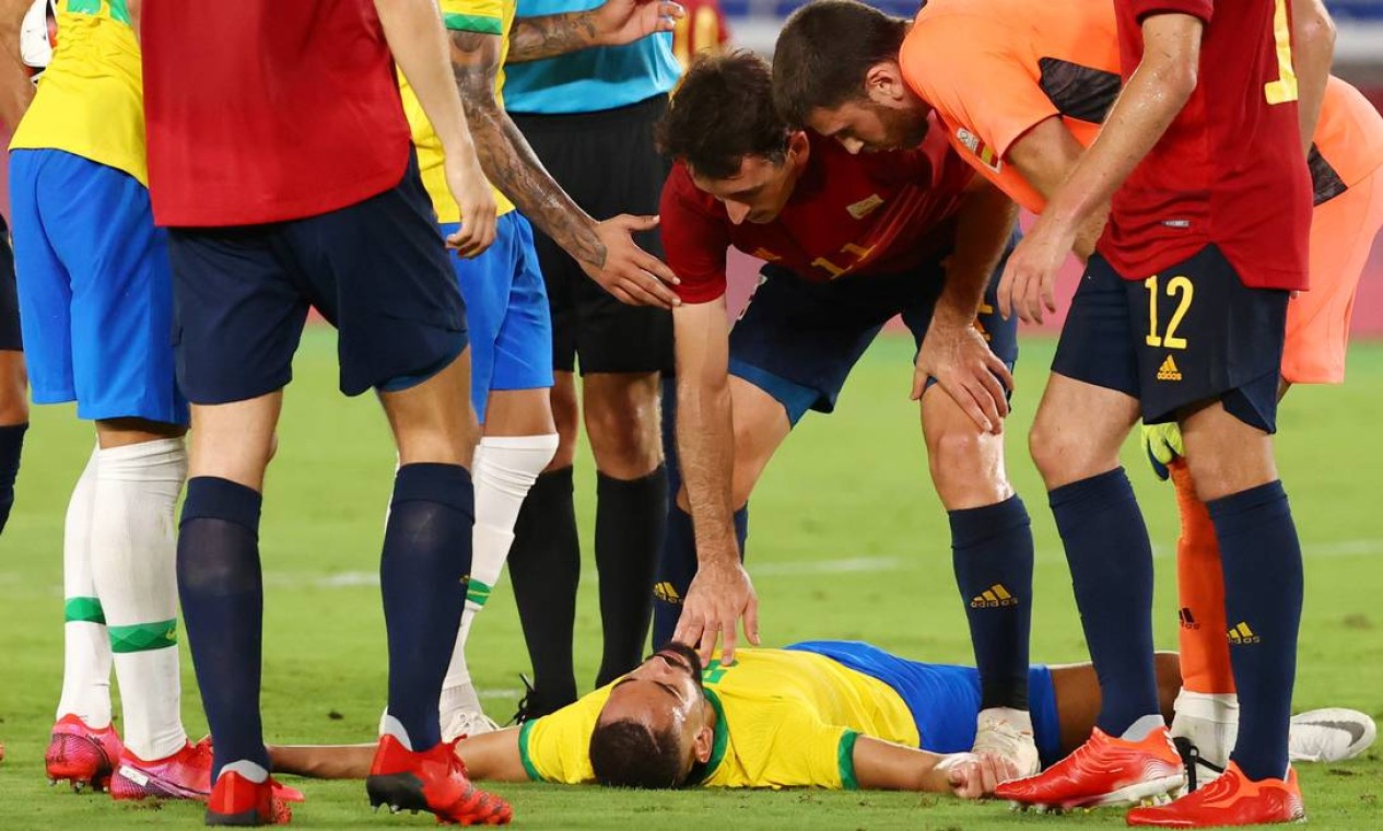Matheus Cunha é atendido após sofrer uma lesão Foto: THOMAS PETER / REUTERS