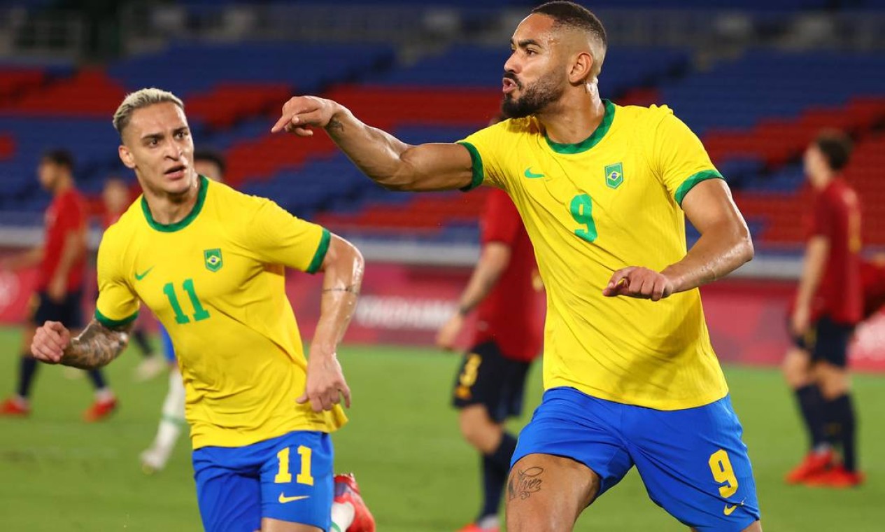 Autor do primeiro gol da final, Matheus Cunha comemora com a equipe o bom resultado do primeiro tempo Foto: THOMAS PETER / REUTERS