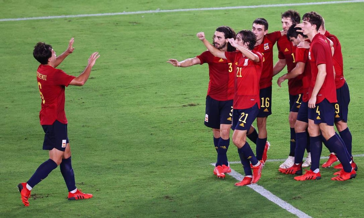 Equipe da Espanha comemora empate de 1 a 1 no segundo tempo Foto: STOYAN NENOV / REUTERS