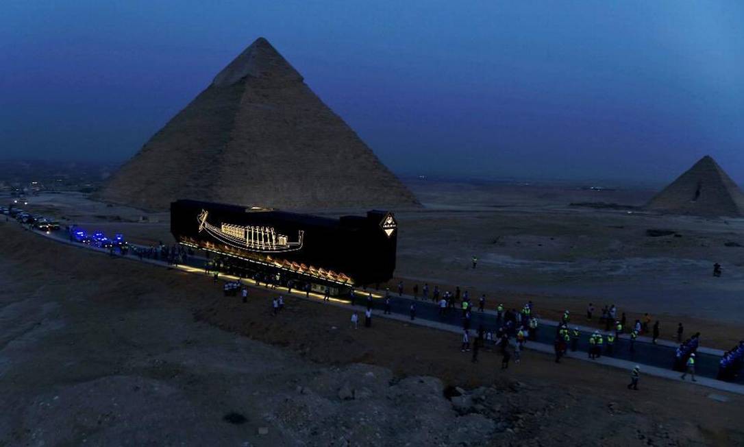 Fotos: Egito transporta barco faraônico de 4,6 mil anos e 20 toneladas para  novo museu - Jornal O Globo