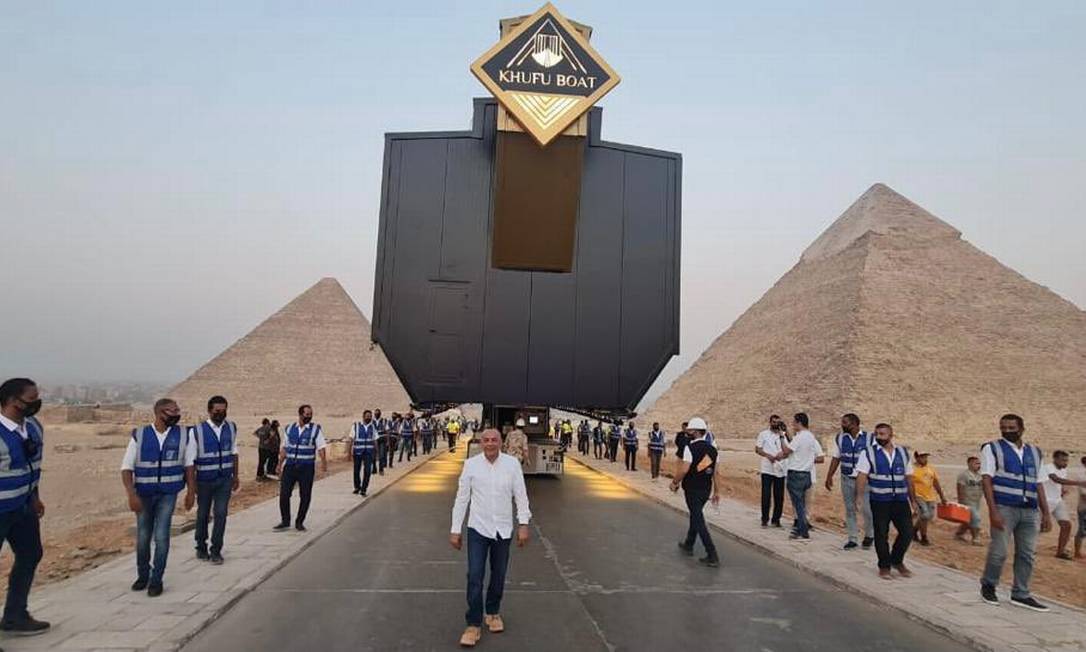 El barco fue llevado al Gran Museo Egipcio (GEM), que será inaugurado cerca de las pirámides de Giza, El Cairo, y albergará colecciones faraónicas Foto: Twitter / Divulgação / Ministerio de Turismo y Antigüedades