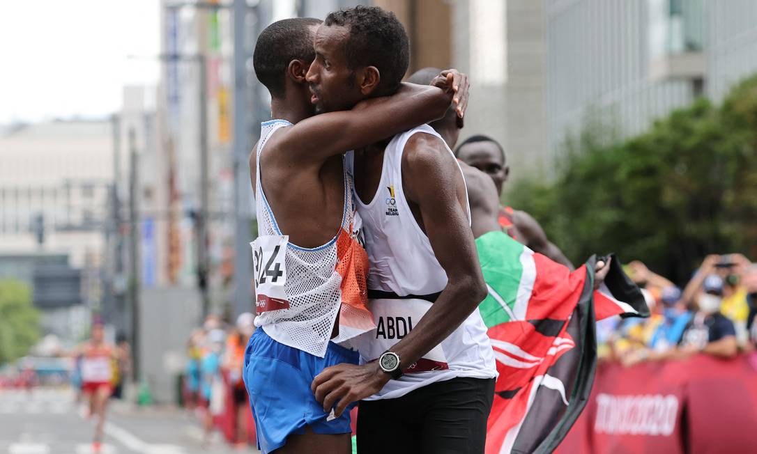 Terceiro colocado, Bashir Abdi celebra com o amigo Abdi Nageeye, que concluiu a maratona em segundo Foto: GIUSEPPE CACACE / Giuseppe Cacace/AFP