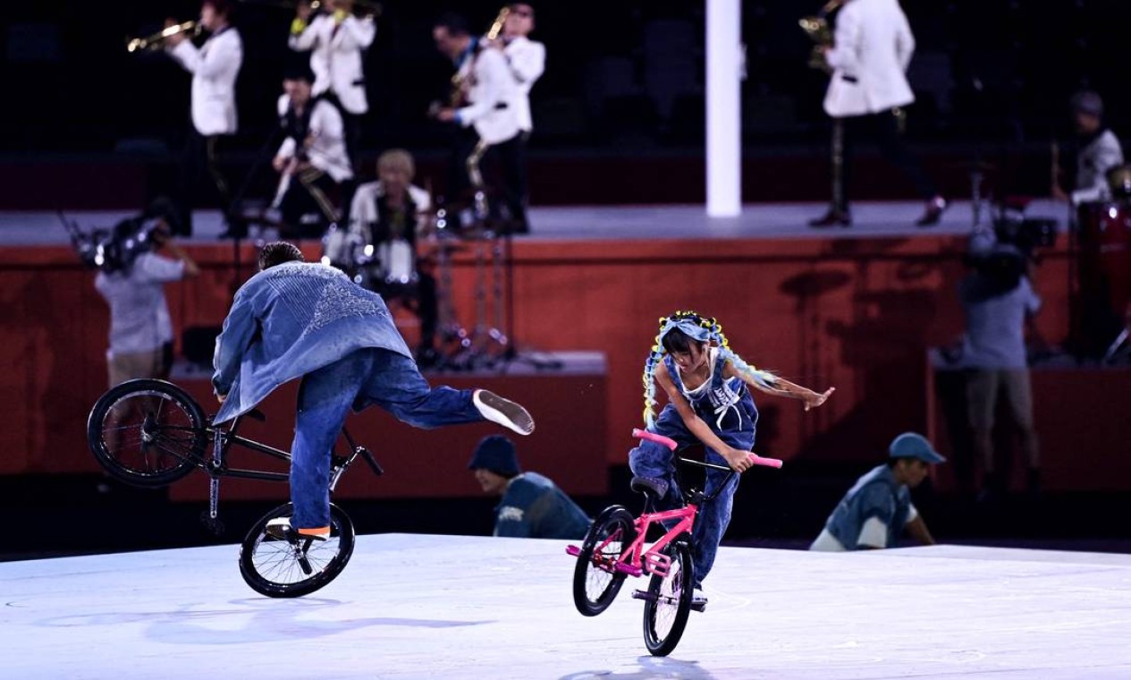 Artistas mostram acrobacias de bicicleta no centro do palco Foto: JEWEL SAMAD / AFP