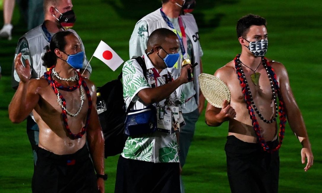 Atletas da delegação de Samoa participaram sem camisa a cerimônia de encerramento Foto: JEWEL SAMAD / AFP