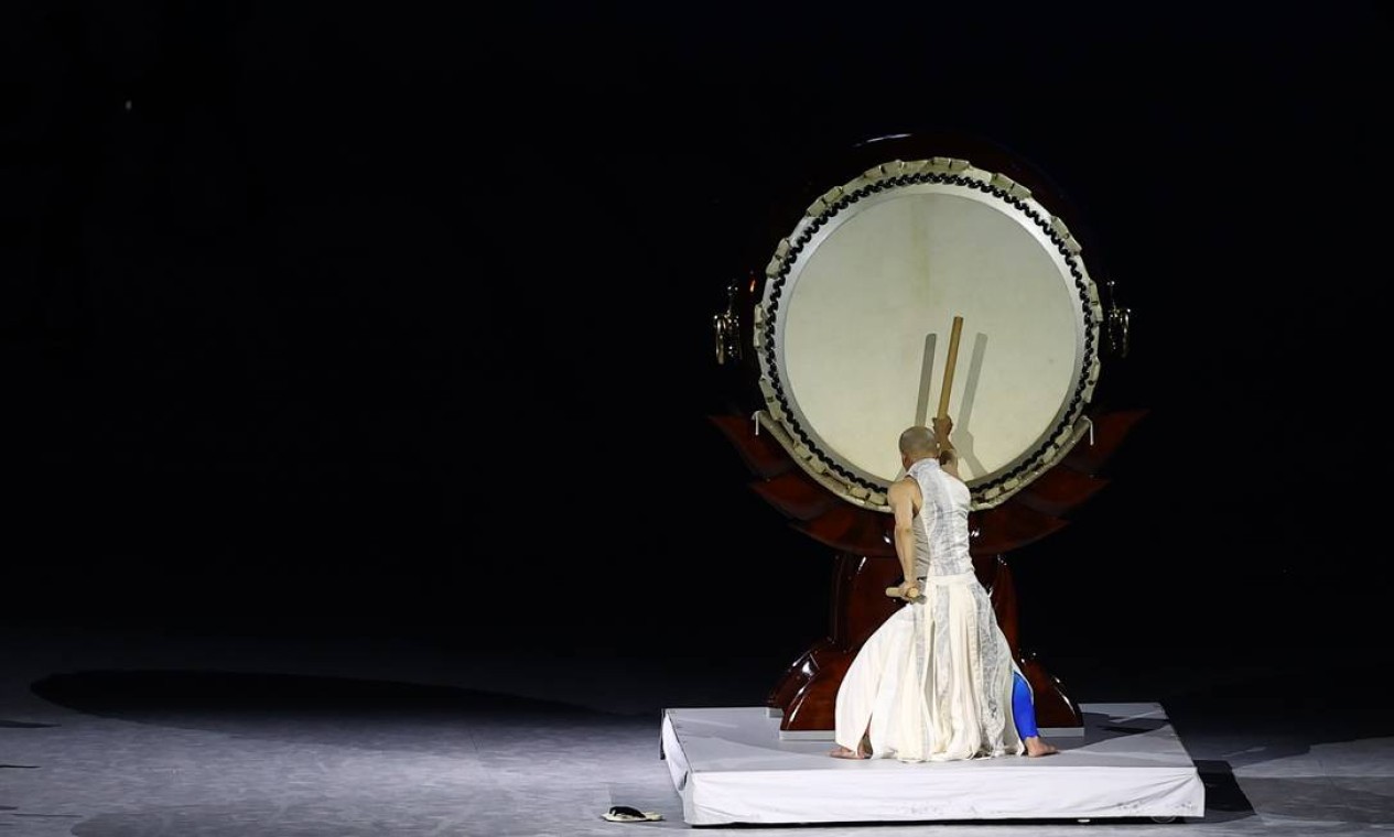 Músico toca um taiko durante a cerimônia de encerramento dos Jogos Olímpicos Foto: AMR ABDALLAH DALSH / REUTERS