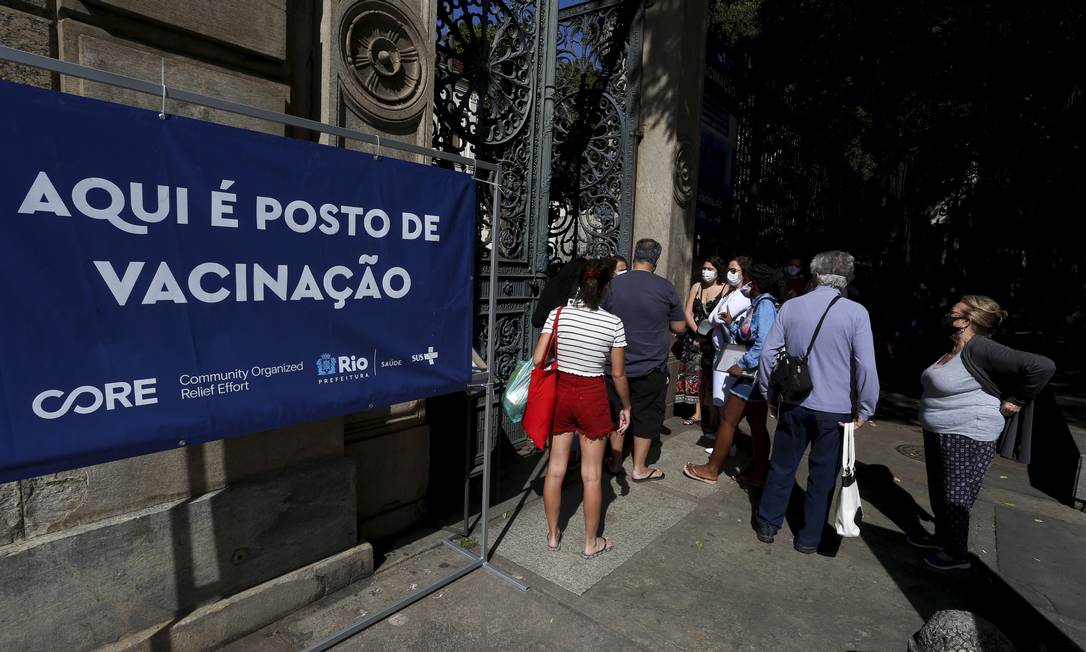 Museu do Catete: vacinação no Rio teve horário alterado neste sábado após atraso na entrega de doses Foto: FABIANO ROCHA / Agência O Globo