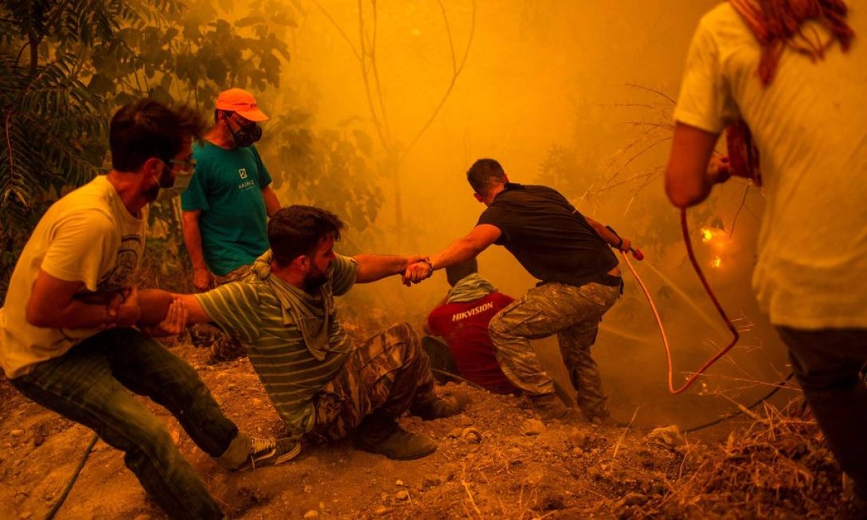 Ilha de Eubeia, na Grécia, é tomada por incêndios florestais Foto: ANGELOS TZORTZINIS / AFP