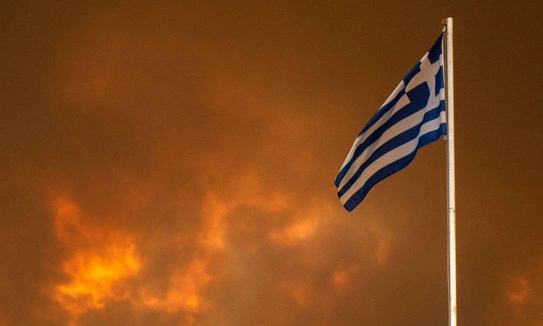 Greek authorities have been fighting forest fires for more than ten days.  The worst is located on Eubeia, the second largest island in the country. Photo: ANGELOS TZORTZINIS / AFP