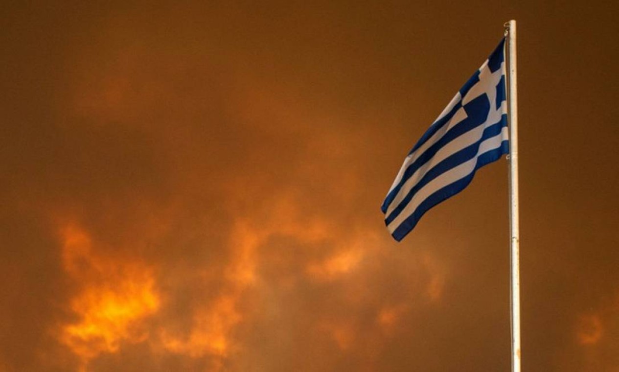 Autoridades da Grécia estão há mais de dez dias trabalhando no combate a incêndios florestais. O pior deles está instalado na Ilha de Eubeia, a segunda maior do país Foto: ANGELOS TZORTZINIS / AFP