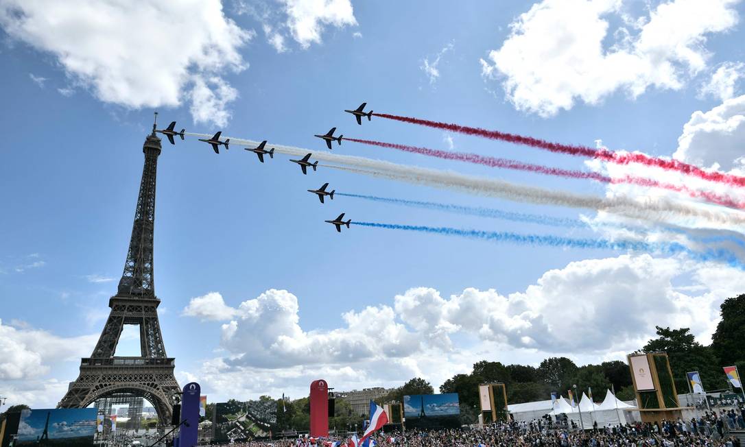 Após a transmissão da cerimônia de encerramento dos Jogos Olímpicos de Tóquio, a patrulha aérea francesa sobrevoou Paris Foto: AFP