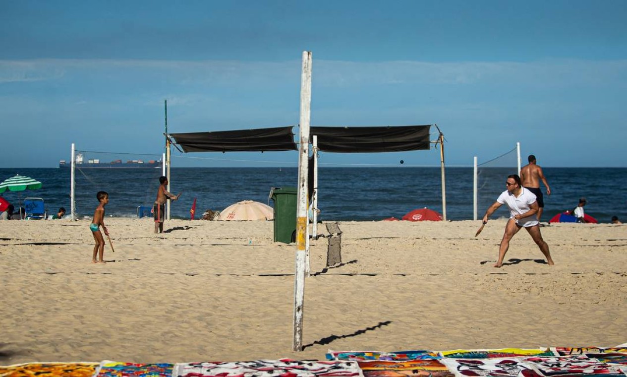 Frescobol: paixão pelo esporte característico das areias passade de pai pra filho em Copacabana Foto: Hermes de Paula / Agência O Globo