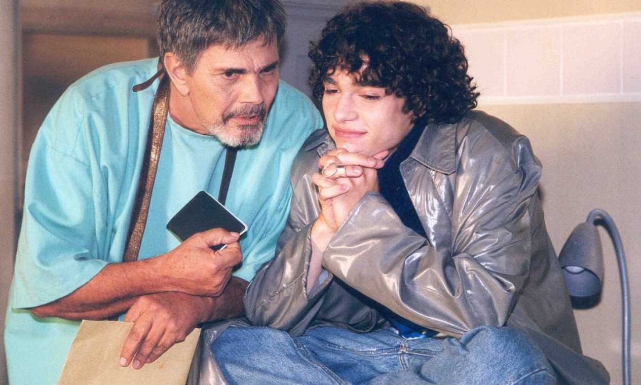 Com Caio Blat, em cena de "Um anjo caiu do céu" (2001) Foto: Cristiana Isidoro / Divulgação