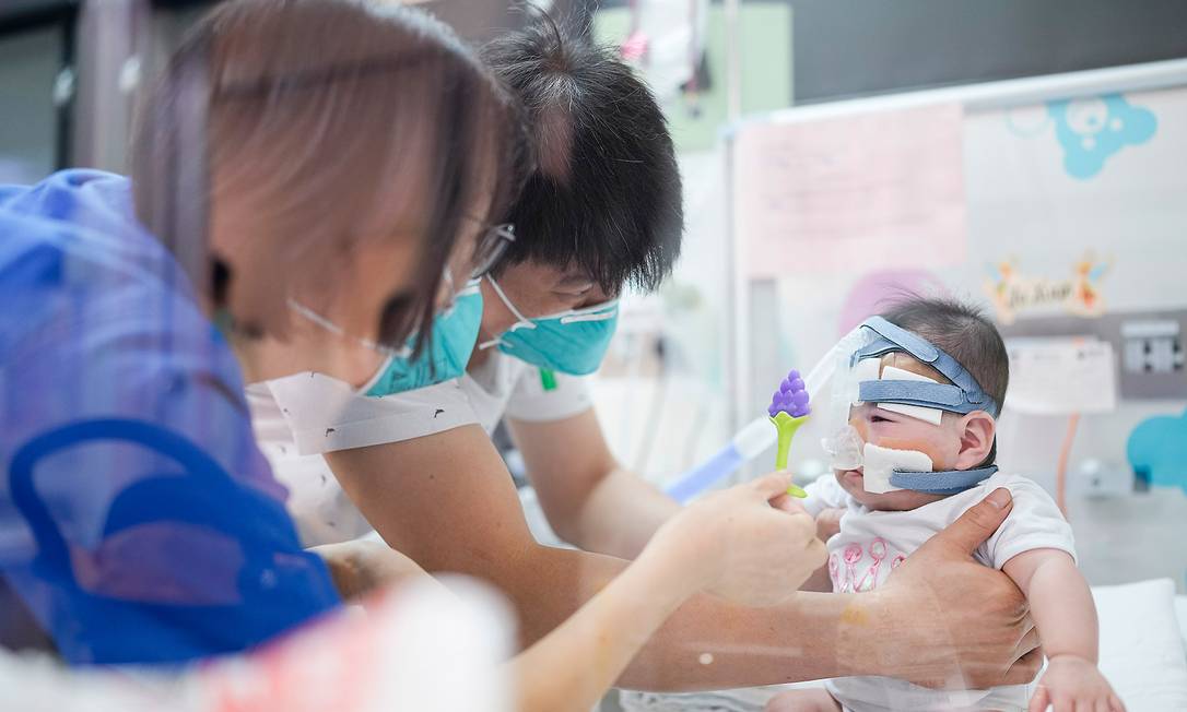 Kwek Yu Xuan nasceu prematura em junho de 2020 em Cingapura e passou 13 meses no hospital Foto: KONG CHONG YEW / Divulgação/National University Health System