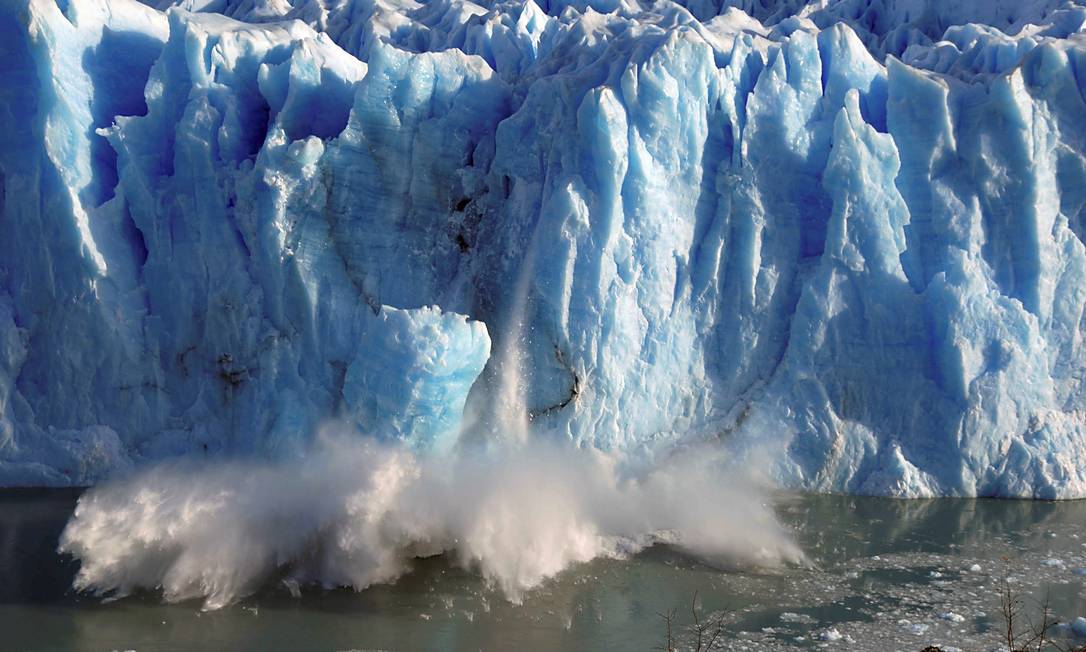 Rompimento de geleira na província de Santa Cruz, no Sul da Argentina: entre os cinco cenarios traçados pela ONU, apenas um mostra o aumento da temperatura global na margem tolerada pelos cientistas Foto: Andres Forza/REUTERS