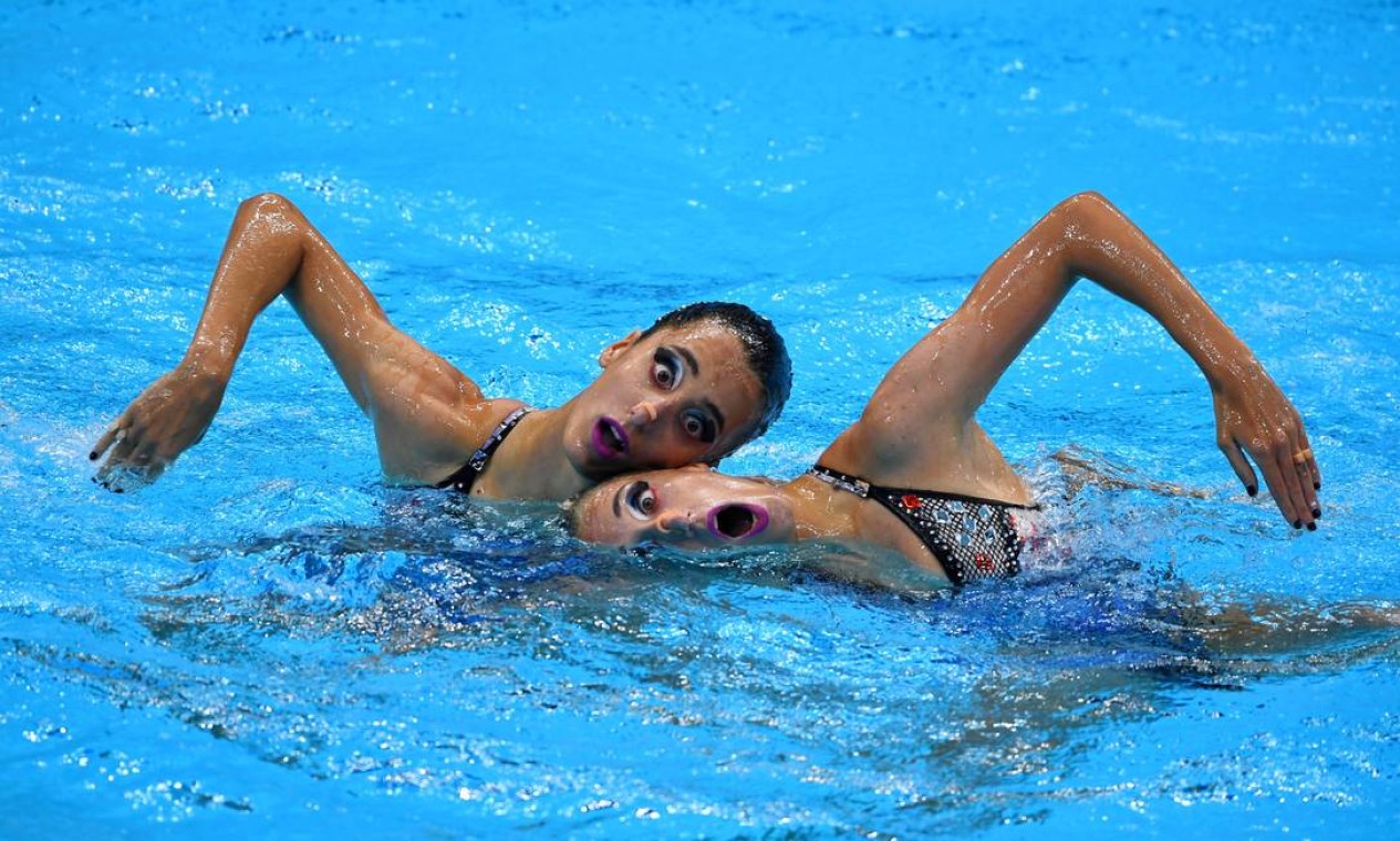 As austríacas Anna Maria Alexandri e Eirini Alexandri durante apresentação da natação artística Foto: CLODAGH KILCOYNE / REUTERS