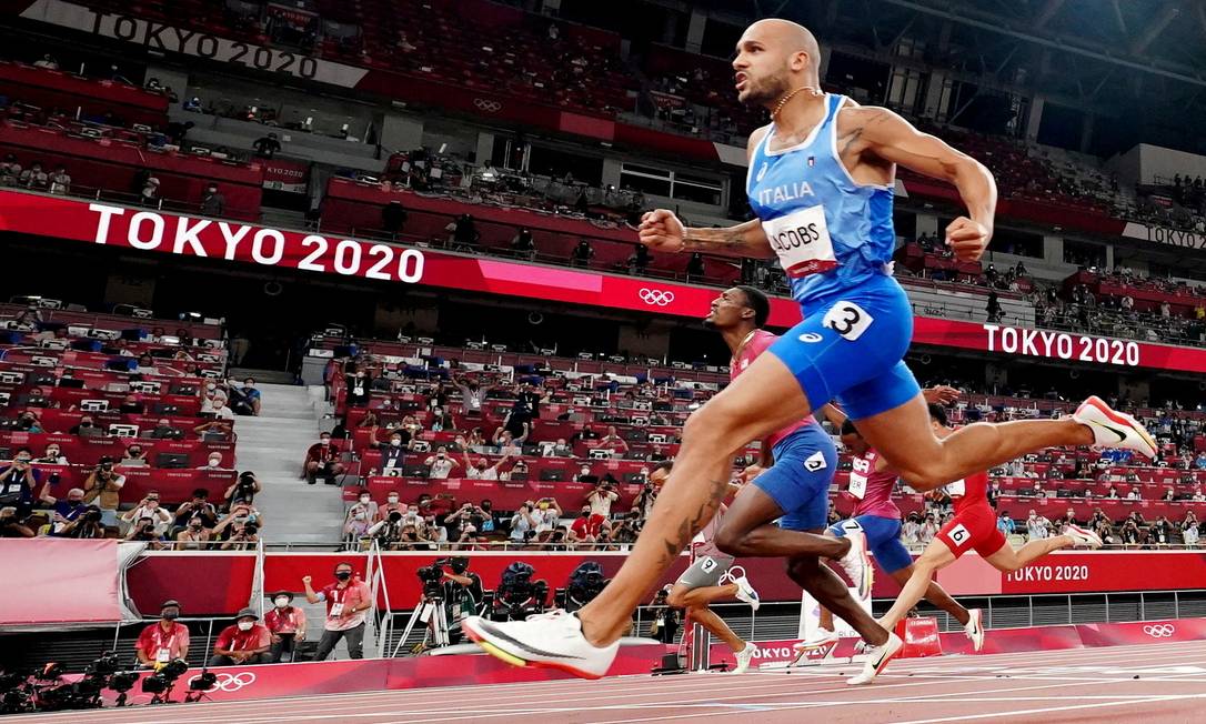 Lamont Marcell Jacobs, da Itália, cruza a linha de chegada e ganha ouro na final dos 100m do atletismo Foto: FABRIZIO BENSCH / REUTERS