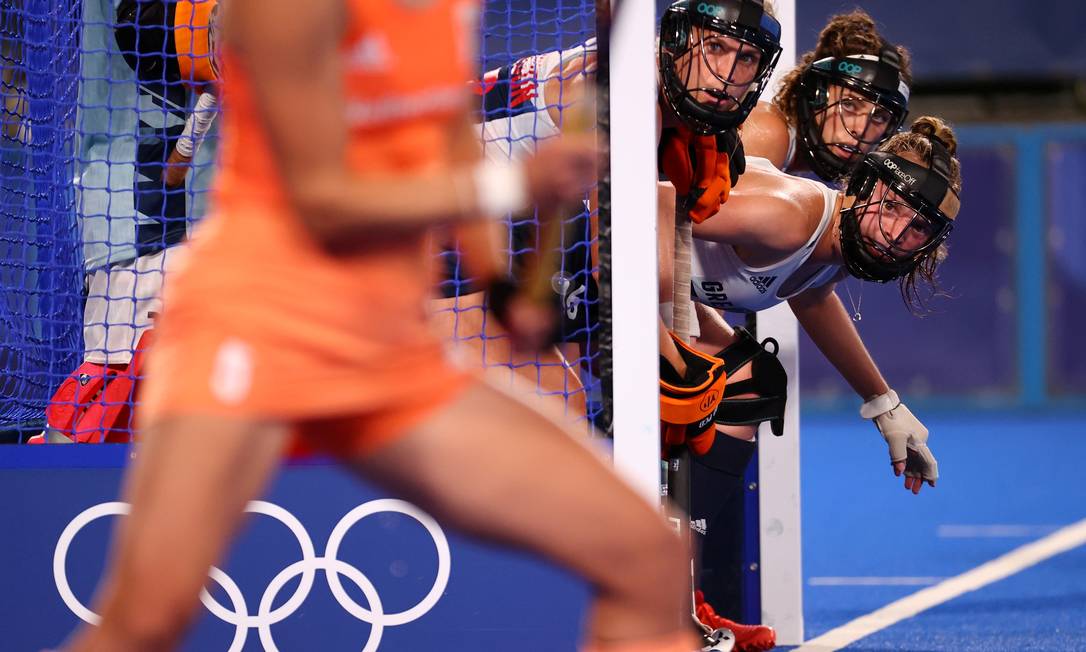 Partida de hóquei entre Grã-Bretanha e Holanda. Equipe britânica se prepara para defender escanteio Foto: BERNADETT SZABO / REUTERS