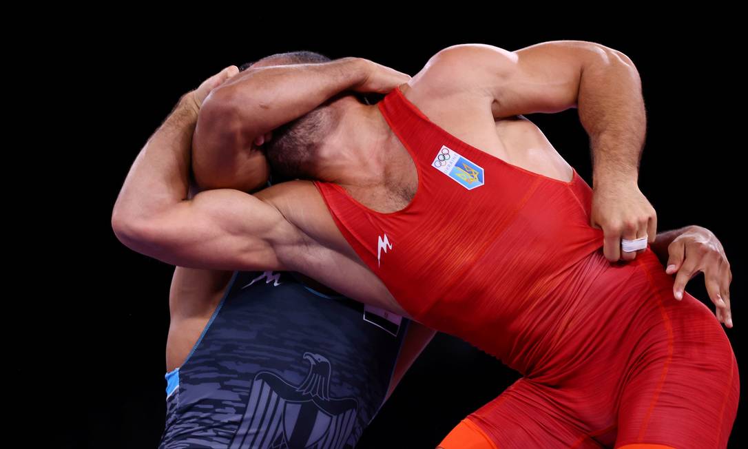 Parviz Nasibov, da Ucrânia, e Mohamed Ibrahim Elsayed, do Egito, na semifinal da luta livre 67kg masculino Foto: LEAH MILLIS / REUTERS
