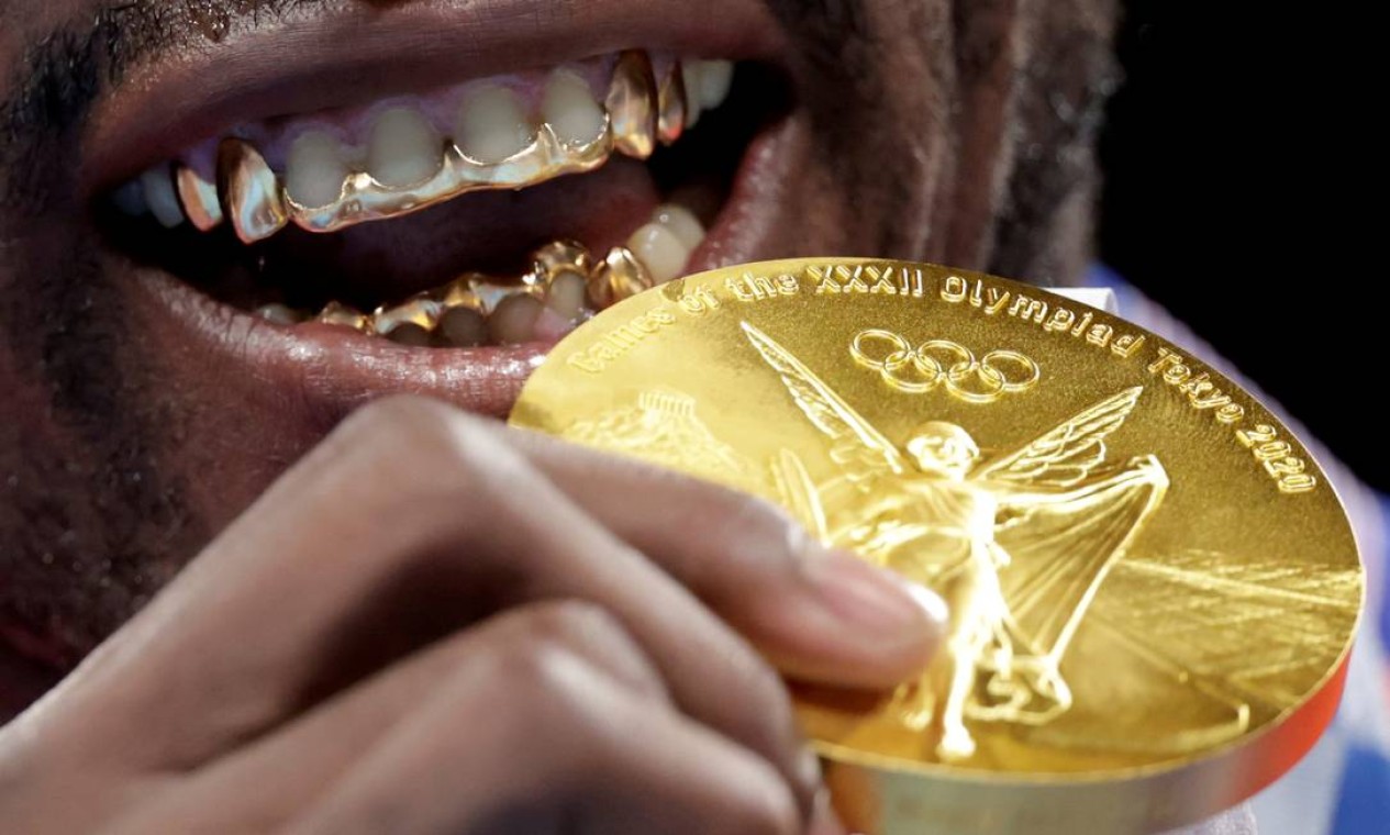 O boxeador Julio Cesar La Cruz, de Cuba, com sua medalha de ouro após a final da categoria peso pesado Foto: UESLEI MARCELINO / REUTERS