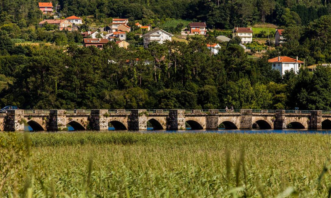 A Ponte Nafonso, poucos quilômetros antes de chegar à cidade de Noia, na Galícia, no novo Caminho de Santiago, recém-reconhecido pela Igreja Católica, no norte da Espanha Foto: Óscar Corral / El País