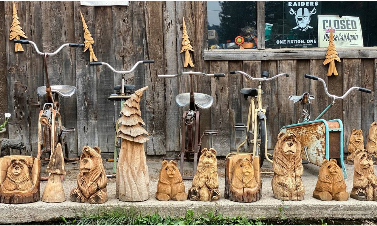 Esculturas em madeira expostas do lado de fora da Canyon Dam Store, em 29 de julho, em Canyondam Foto: REUTERS PHOTOGRAPHER / REUTERS