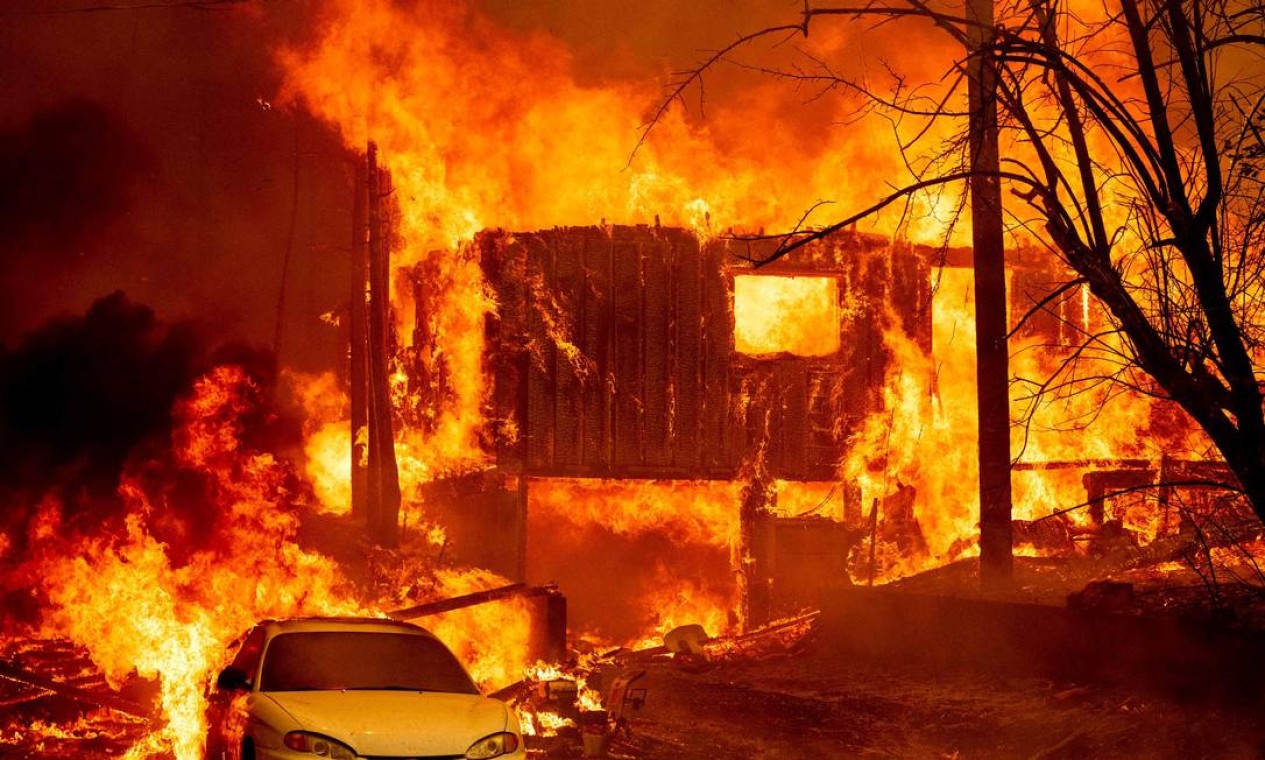 Uma casa estrruída pelo fogo durante o Dixie, em Greenville, no Norte da Califórnia. Foto: JOSH EDELSON / AFP