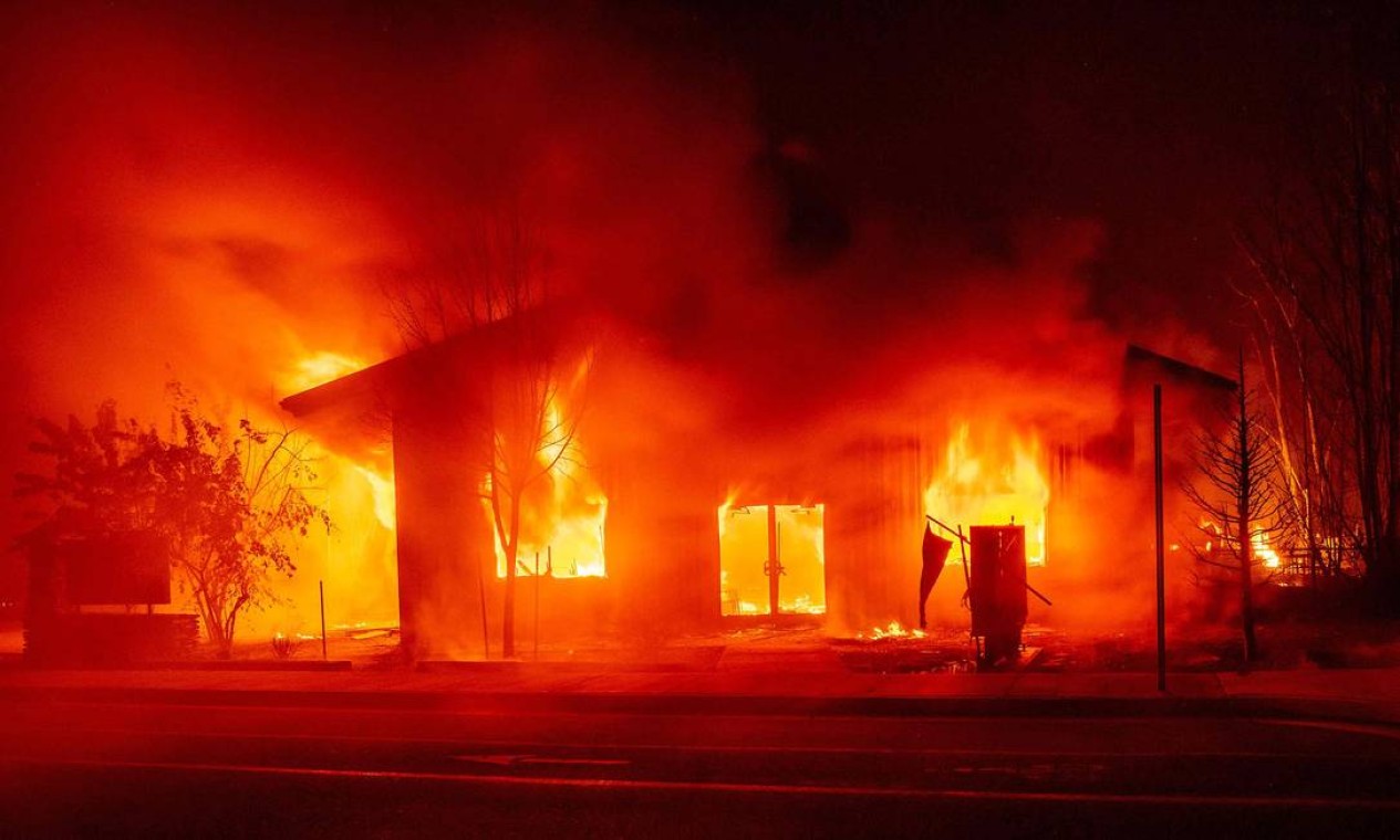 Um centro comunitário é engolido pelo fogo em em 4 de agosto Foto: JOSH EDELSON / AFP