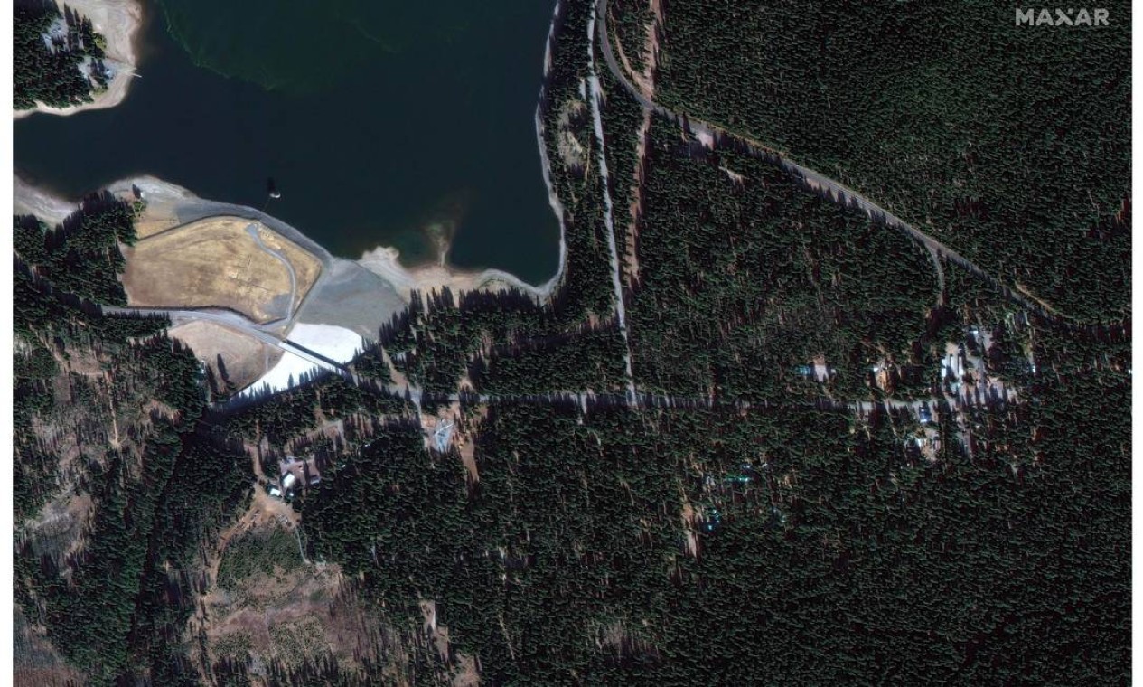 Imagens de satélite do Lago Almanor e Canyondam, em 30 de outubro de 2020 Foto: MAXAR TECHNOLOGIES / via REUTERS