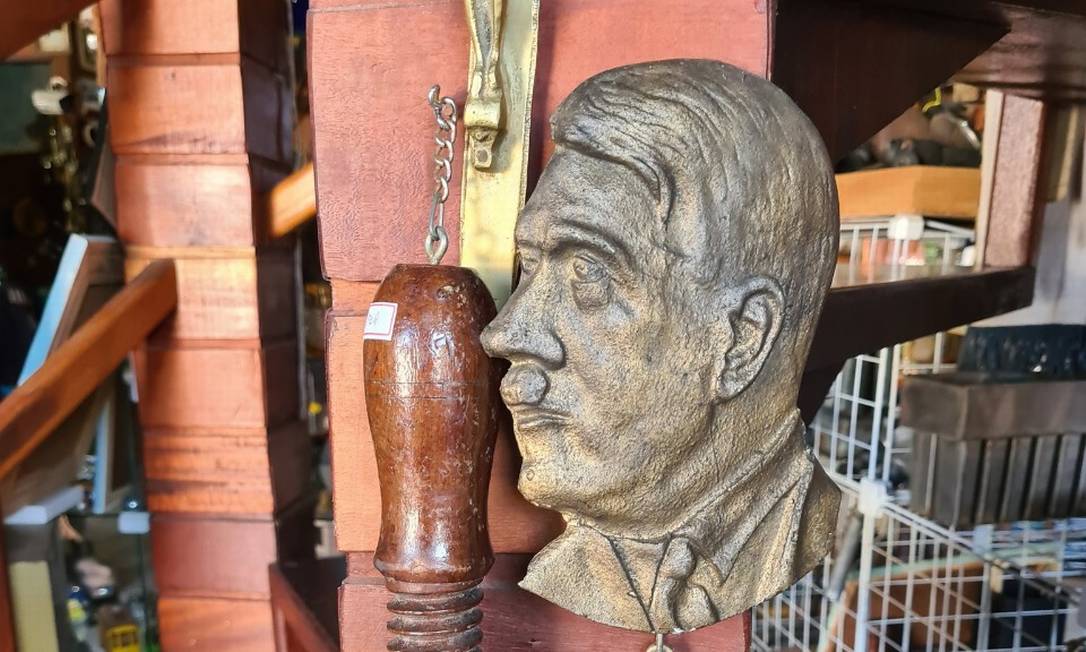 Busto de Adolf Hitler comercializado em loja de Nova Trento (SC) Foto: Reprodução